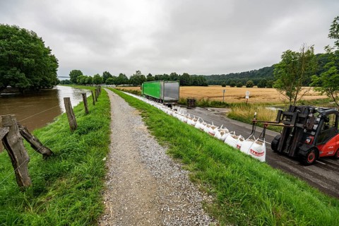Ruhr floods near Mülheim-Menden, damage to the Ruhr dyke was sealed with large sand packs, flooded