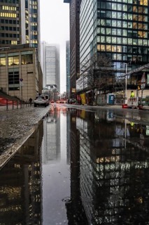 Winter, rainy weather, freezing rain, large puddle, puddle of water, in the city centre, Große