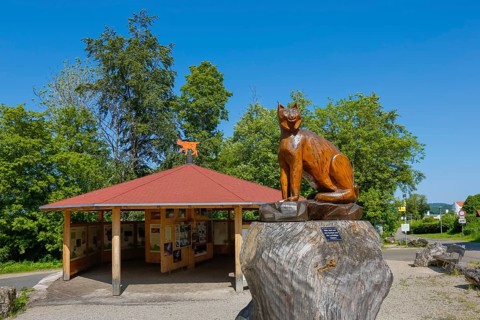 Lynx figure, wooden sculpture, lynx station, replica, big cat, lynx info point at the car park at