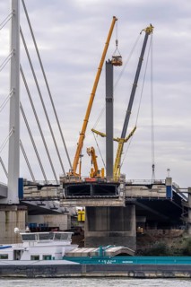 Dismantling of the old motorway bridge Neuenkamp, the A40, dismantling of the last bridge pier,