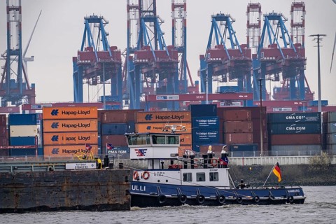 Port of Hamburg, HHLA Container Terminal Burchardkai, Athabaskakai, on the Elbe, pushed convoy,