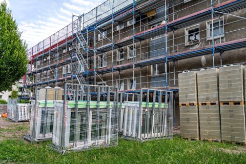 Energy-efficient refurbishment of an apartment block, thermal insulation, new windows and new roof