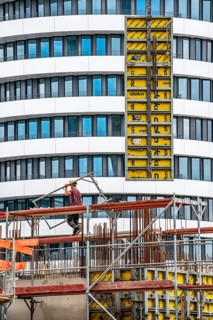 Construction site, construction of an office building, scaffolding, concrete worker, Düsseldorf,
