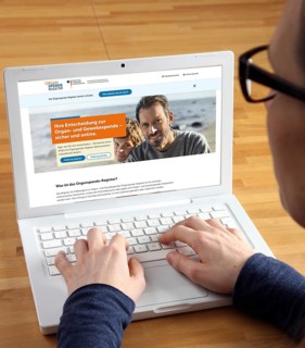 Symbolic image of organ donation register, person informs himself about the new online register for