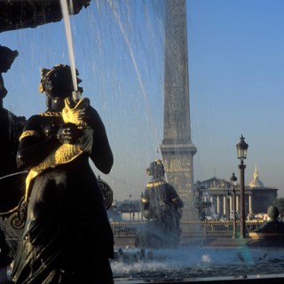 Fontaine des Mers von Jacques Hittorff und Obelisk auf dem Place de la Concorde, Paris, Frankreich