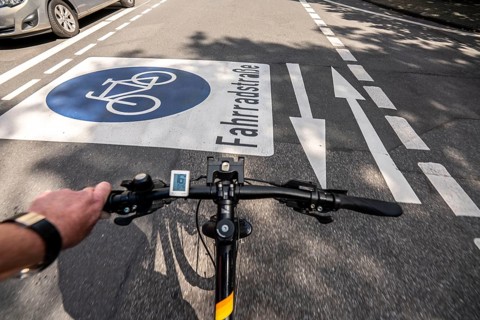 Bicycle road, cyclists have priority over car traffic, new cycle routes through Essen, here in the