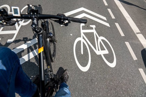 Bicycle road, cyclists have priority over car traffic, new cycle routes through Essen, here in the