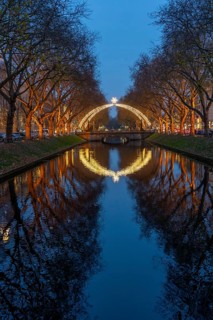 Königsallee, Kö, elegant shopping street in the city centre of Düsseldorf, arc of light over the