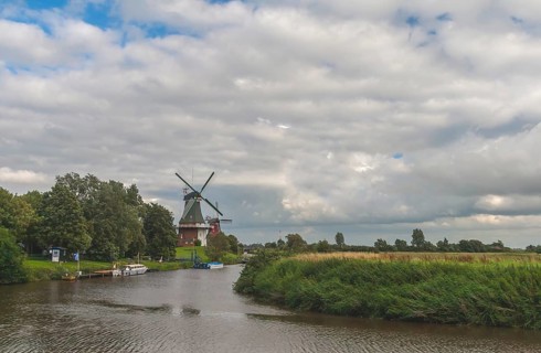 Twin mills, Greetsiel, Krummhörn, East Frisia, Lower Saxony, Germany, Europe