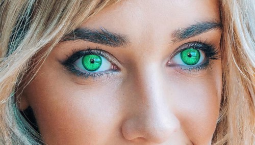 Close-up of a female face with bright green eyes and blonde hair, strong gaze, AI generated, AI