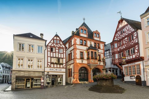 Market square with medieval half-timbered houses, Bernkastel-Kues, Moselle, Rhineland-Palatinate,