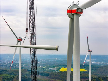 Erection of a wind turbine, wind energy plant, assembly of the third blade, with a crawler lattice