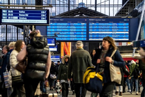 Display boards at Hamburg central station, evening rush hour, in front of another GDL, train
