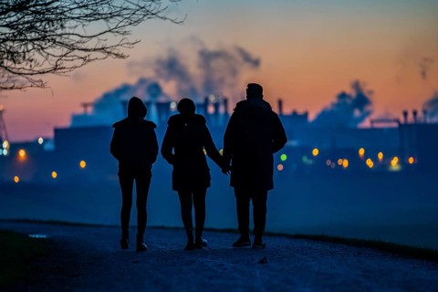 Rhine at Duisburg-Bruckhausen, steelworks Thyssenkrupp Steel, walkers on the Rhine dyke, winter,
