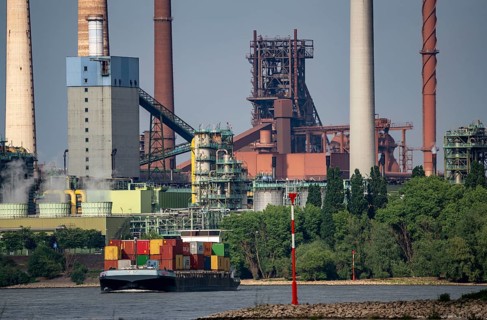 Rhine near Duisburg Bruckhausen, Marxloh, Thyssenkrupp Steel steelworks, blast furnaces, sintering