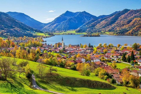 Panorama of the village and lake with the parish church of St. Sixtus and the Brecherspitz 1683m in