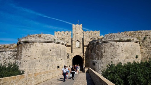 Emery d 'Amboise Gate, Rhodes city wall, Medieval fortress with mighty stone walls and an archway,