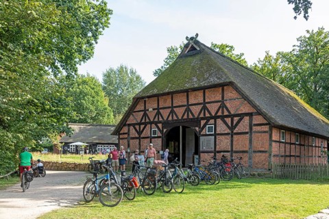 Heidemuseum Dat ole Huus, Low German hall house, people, bicycles, Wilsede, Bispingen, Lüneburg