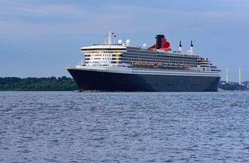 Europe, Germany, Hamburg, Elbe, Passenger ship Queen Mary 2 leaves Hamburg, Evening light, Hamburg,