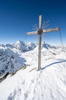 Summit cross at the summit of the Madritschspitze, mountain panorama with snow-covered mountain