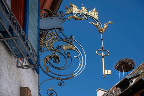 Historic nose plate with golden key, Auf dem Hof 8, Endingen, Baden-Württemberg, Germany, Europe