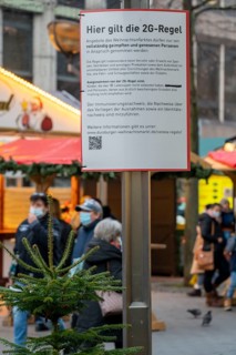 Christmas market in the city centre, Königsstrasse, during the fourth Corona wave, 2G regulation,