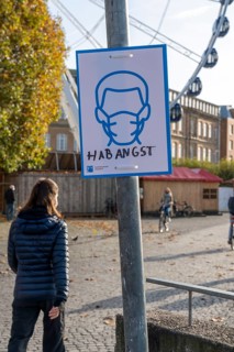 Notice on the obligation to wear masks in the city, with added slogan, Hab Angst, Rheinufer,