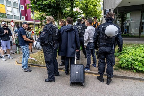 Riots in the run-up to the AFD party conference in Essen, demonstrators try to prevent AFD