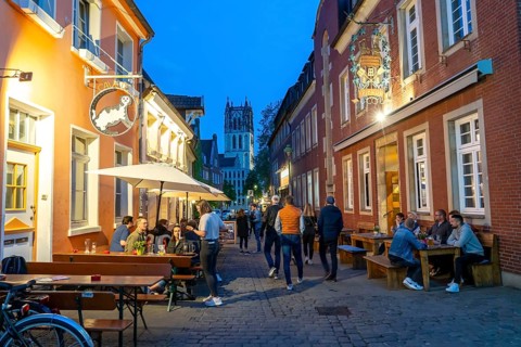 Historic old town, Kuhviertel, pub district, Kreuzstraße, tower of the Liebfrauen-Überwasserkirche,