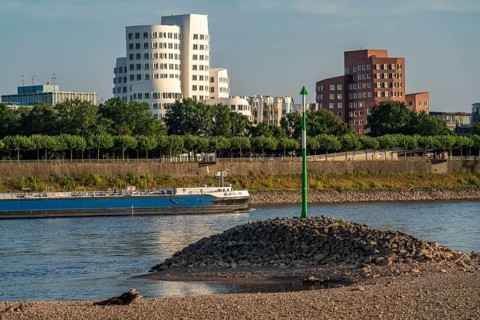 Rhine near Düsseldorf, extremely low water, Rhine level at 81 cm, falling, after a long drought the