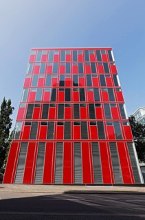 Capricorn Haus, office building with red façade, architects Gatermann and Schossig, Düsseldorf
