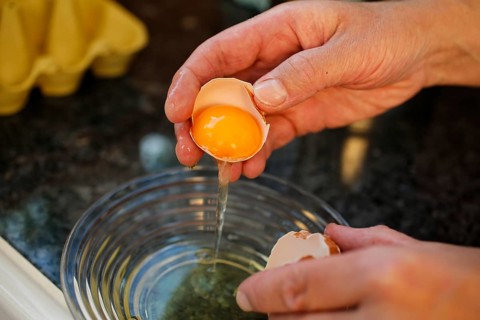 Swabian cuisine, preparation of Ofenschlupfer, separating eggs, raw egg, sweet main course or