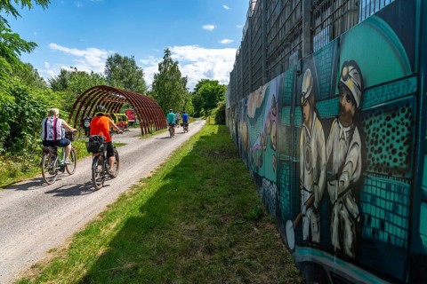 The König-Ludwig-Trasse in Recklinghausen, cycle and footpath on a former railway line between