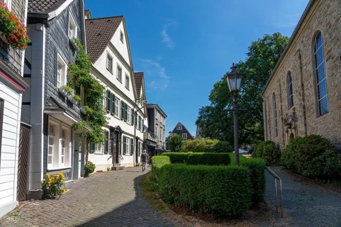 The old town centre of Essen-Kettwig, row of houses at the Marktkirche, Martin-Luther-Platz, Essen