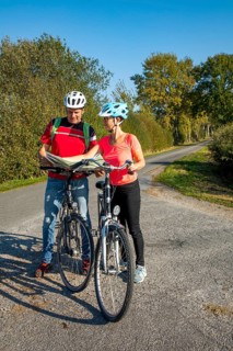 Cyclist, cycle tour in the Dingdener Heide nature reserve, heath and moorland landscape, north of