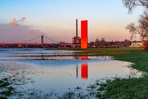 Rhine floods, Duisburg-Kaßlerfeld, floods, behind the Friedrich-Ebert-Rhine bridge, sculpture Rhine