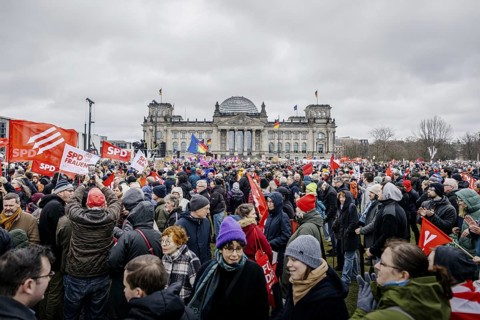 Demonstrators in front of the Reichstag at the major demonstration against the right in Berlin,
