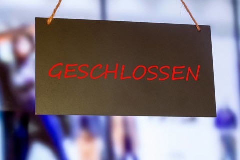 Sign with the notice closed on a shop window (Composing)