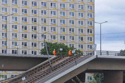 In the early hours of the morning, a section of the Carola Bridge collapsed for unknown reasons.
