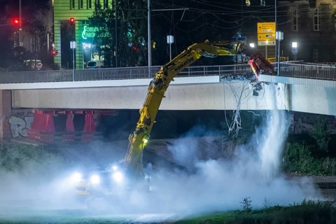 In the early hours of the morning, a section of the Carola Bridge collapsed for unknown reasons.