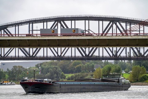 The Beeckerwerth Rhine bridge of the A42 motorway, truck traffic, behind it the Haus-Knipp railway