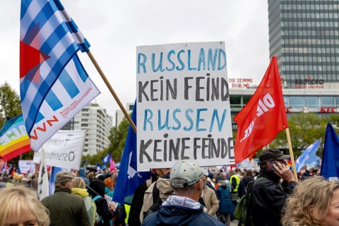 Sign Russia not an enemy / Russians not enemies at the demonstration Die Waffen nieder at