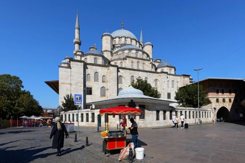 Yeni Cami or the New Mosque, Istanbul, Turkey, Asia