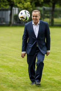 Boris Pistorius (SPD), Federal Minister of Defence, with a football. Taken during an interview.
