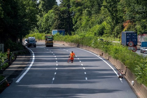 Renewal of the road surface on the A40 motorway between the Kaiserberg junction and Mülheim-Heißen,