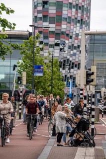 Central cycle path on the Vredenburgviaduct, at the Hoog Catharijne shopping centre, behind Utrecht
