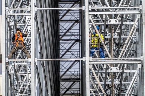 Construction of a high-bay warehouse, storage system for high space utilisation, in steel