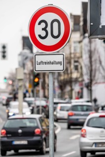 30 km/h zone on Herner Straße in Bochum Riemke to keep the air clean, ban on lorries driving