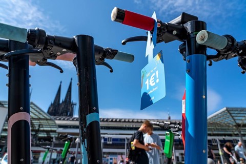 A large number of electric scooters are parked on Breslauer Platz, in front of Cologne Central
