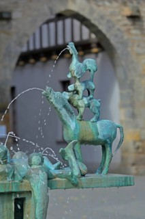 Sculptures at the fountain with Bremen Town Musicians by Karl Lemke 1979, water features, bronze